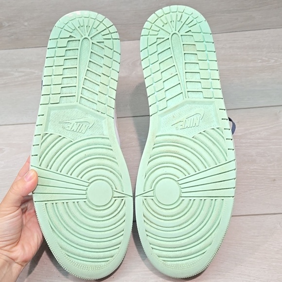 Athletic_Shoes